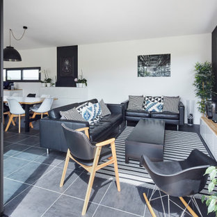 Idées déco pour un salon contemporain de taille moyenne et ouvert avec un mur blanc, aucune cheminée, un téléviseur indépendant et un sol noir.