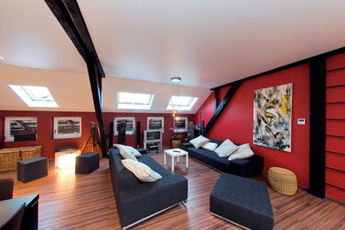 Ispirazione per un soggiorno design di medie dimensioni e chiuso con pareti rosse, pavimento in legno massello medio e pavimento marrone