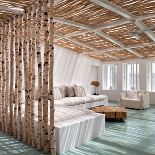 Mittelgroßes Maritimes Wohnzimmer mit gebeiztem Holzboden und türkisem Boden in Sonstige