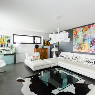 Idée de décoration pour un salon design de taille moyenne et ouvert avec un mur gris, un sol en carrelage de céramique, un téléviseur indépendant et un sol gris.