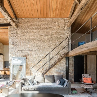 Cette photo montre un salon méditerranéen ouvert avec un mur beige.