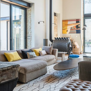 Idée de décoration pour un salon méditerranéen avec un mur blanc et un poêle à bois.