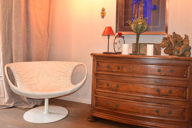Cette photo montre un salon tendance ouvert avec un mur beige, parquet foncé et un sol gris.