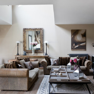 Idée de décoration pour un salon tradition de taille moyenne et ouvert avec un mur violet, un sol en bois brun, une cheminée standard et aucun téléviseur.