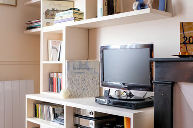 Exemple d'un salon tendance de taille moyenne avec un mur beige et un téléviseur indépendant.