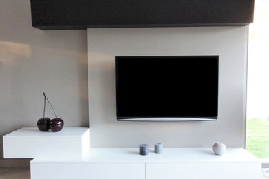 Idée de décoration pour un petit salon minimaliste ouvert avec un mur blanc et un téléviseur fixé au mur.