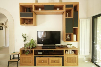 Foto de salón abierto minimalista extra grande con televisor independiente