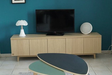 Cette photo montre un salon tendance de taille moyenne et ouvert avec un mur bleu et un téléviseur indépendant.