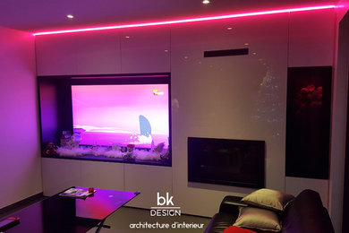 Cette image montre un salon minimaliste de taille moyenne et ouvert avec une cheminée standard et un téléviseur encastré.