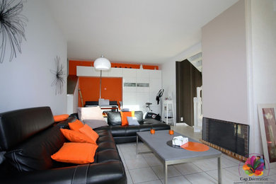 Источник вдохновения для домашнего уюта: открытая гостиная комната среднего размера в стиле модернизм с отдельно стоящим телевизором