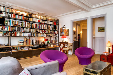 Großes, Fernseherloses, Offenes Klassisches Wohnzimmer ohne Kamin mit beiger Wandfarbe und hellem Holzboden in Paris