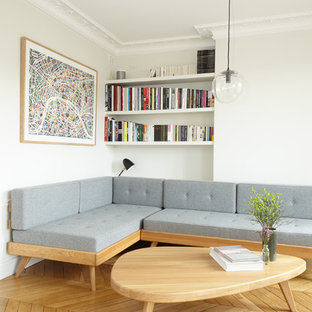 Cette photo montre un salon moderne avec un mur blanc, un sol en bois clair et un sol beige.