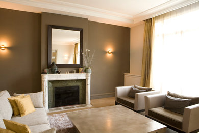Foto di un soggiorno design con pareti marroni