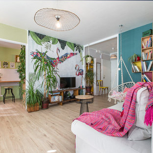 Réalisation d'un salon ethnique de taille moyenne avec un mur multicolore et un sol en bois clair.