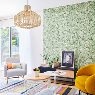 Cette photo montre un salon éclectique de taille moyenne et ouvert avec un sol en bois clair, un mur multicolore, aucune cheminée et aucun téléviseur.