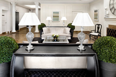 Foto di un soggiorno classico di medie dimensioni con sala formale, pareti beige e pavimento in marmo
