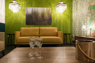 Exemple d'un salon tendance ouvert avec un mur vert, sol en béton ciré, aucun téléviseur et aucune cheminée.