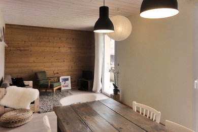 Cette photo montre un petit salon tendance ouvert avec un mur blanc, aucun téléviseur, parquet clair et aucune cheminée.