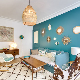 Idées déco pour un salon éclectique avec un mur bleu, un sol en bois clair et un sol beige.
