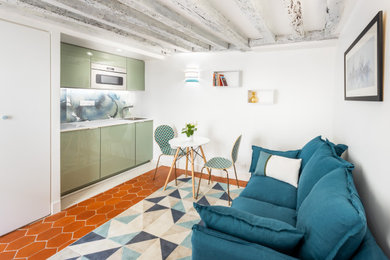 Imagen de salón abierto contemporáneo pequeño con paredes blancas, suelo de baldosas de cerámica, televisor colgado en la pared, suelo multicolor y vigas vistas
