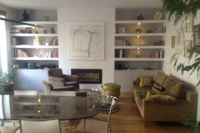 Living room - modern living room idea in Paris