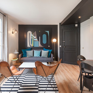 Idées déco pour un salon classique avec un mur blanc, un sol en bois brun et un sol marron.