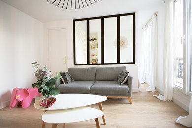 Idées déco pour un petit salon contemporain ouvert avec un mur blanc et parquet clair.