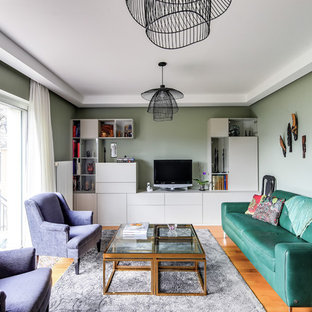 Inspiration pour un salon traditionnel de taille moyenne et fermé avec un mur vert, un sol en bois clair, aucune cheminée, un téléviseur indépendant, une salle de réception et un sol beige.