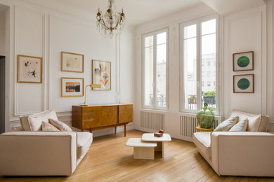 Inspiration for a modern living room remodel in Paris