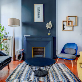 Mittelgroßes, Repräsentatives Modernes Wohnzimmer mit blauer Wandfarbe, Kamin und orangem Boden in Marseille