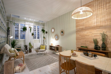 Foto de salón abierto clásico de tamaño medio sin chimenea con paredes verdes, suelo laminado y suelo beige