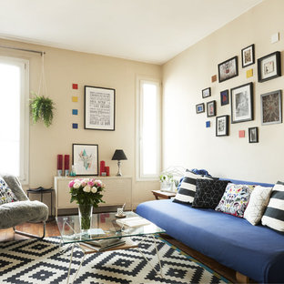 Aménagement d'un salon scandinave avec un mur beige et un sol en bois brun.
