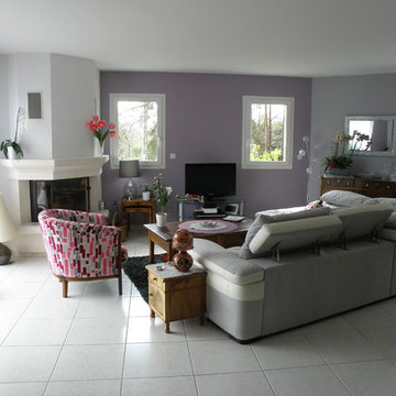 Pièce de vie modernisée en gris et mauve, 60 m2, Saint Nazaire