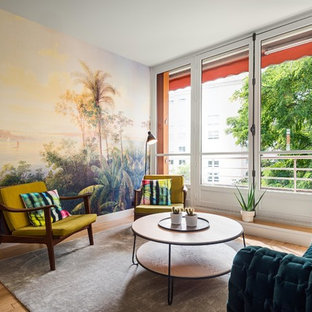 Cette photo montre un salon éclectique avec un mur multicolore, un sol en bois brun et un sol marron.