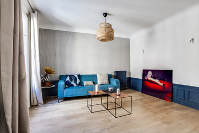 Inspiration pour un salon minimaliste avec un mur gris, parquet clair et aucun téléviseur.