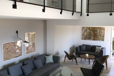 Imagen de salón abierto actual de tamaño medio sin chimenea con paredes grises, suelo de baldosas de cerámica, televisor independiente y suelo blanco