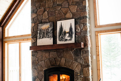 オタワにあるお手頃価格の広いカントリー風のおしゃれなLDK (標準型暖炉、石材の暖炉まわり) の写真