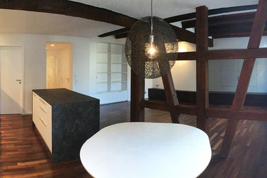 Exemple d'un salon avec un sol en bois brun.