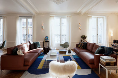Großes, Repräsentatives, Fernseherloses, Offenes Modernes Wohnzimmer mit weißer Wandfarbe, hellem Holzboden, Kamin und Kaminumrandung aus Stein in Paris