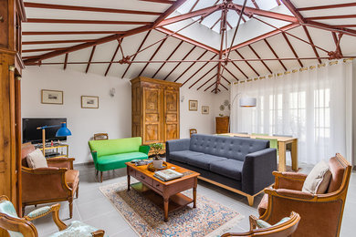 Landhausstil Wohnzimmer mit weißer Wandfarbe, TV-Wand und grauem Boden in Angers