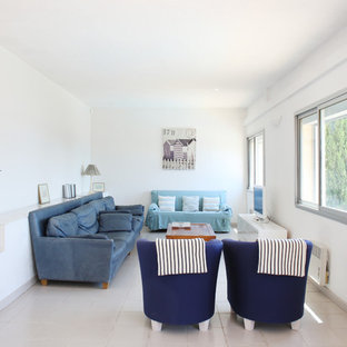 Exemple d'un grand salon bord de mer fermé avec un mur blanc, un téléviseur indépendant, un sol en carrelage de céramique et aucune cheminée.