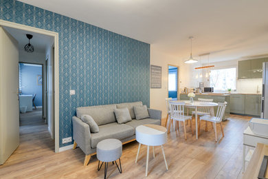 На фото: открытая гостиная комната среднего размера в современном стиле с синими стенами, светлым паркетным полом и розовым полом