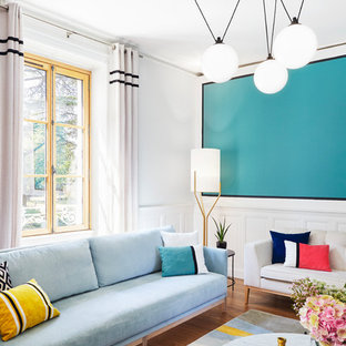 Idées déco pour un très grand salon éclectique ouvert avec un sol en bois brun, une salle de réception et un mur multicolore.