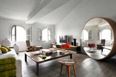 Imagen de salón contemporáneo de tamaño medio sin chimenea con paredes blancas, suelo de madera en tonos medios y televisor independiente