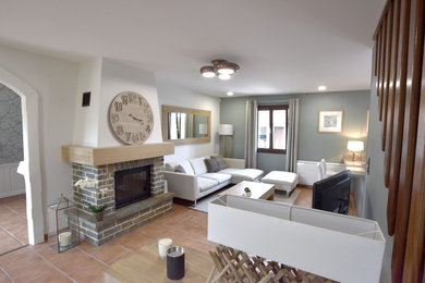 Cette photo montre un salon tendance de taille moyenne et fermé avec un manteau de cheminée en plâtre, un téléviseur indépendant, un sol marron et un mur vert.