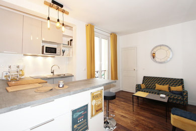 Idee per un piccolo soggiorno eclettico aperto con pareti bianche, parquet scuro e pavimento marrone