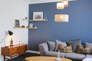 Exemple d'un salon tendance de taille moyenne et ouvert avec un mur bleu et moquette.