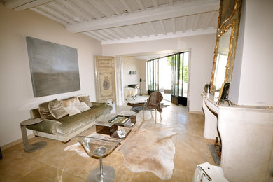 Diseño de salón cerrado de estilo de casa de campo de tamaño medio con paredes beige, suelo de piedra caliza, todas las chimeneas y suelo beige
