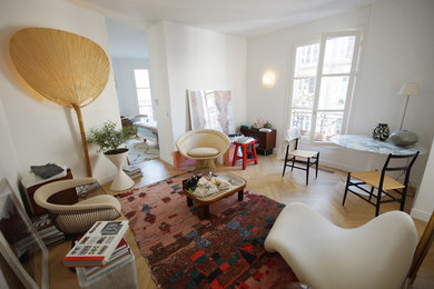 Foto de salón abierto contemporáneo de tamaño medio con suelo de madera clara y paredes blancas