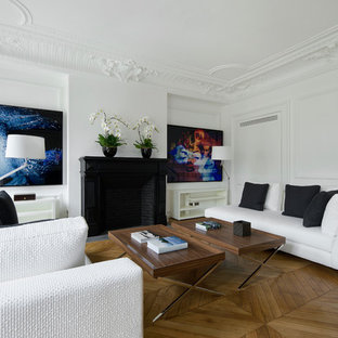 Exemple d'un grand salon tendance fermé avec une salle de réception, un mur blanc, un sol en bois brun, une cheminée standard et aucun téléviseur.